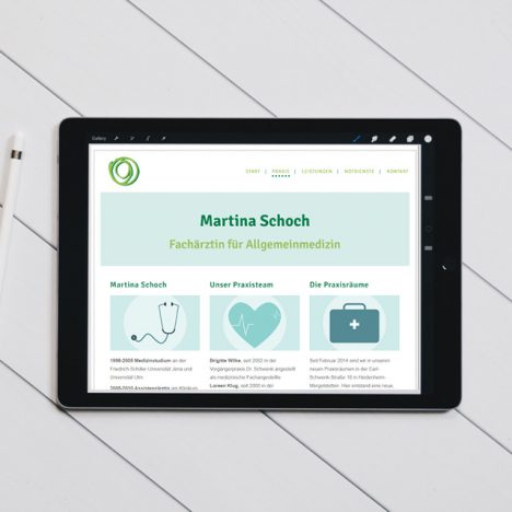 Bild von der Website einer Arztpraxis auf Tablet