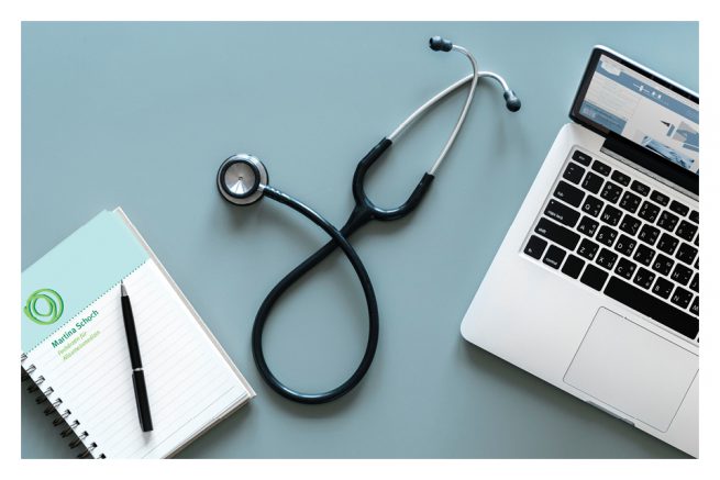 Bild eines Stethoskops und Laptops mit Website Arztpraxis Martina Schoch