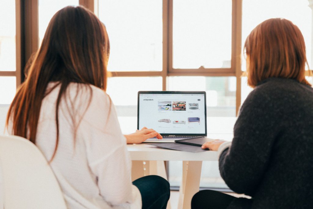 Bild von zwei Frauen am Laptop