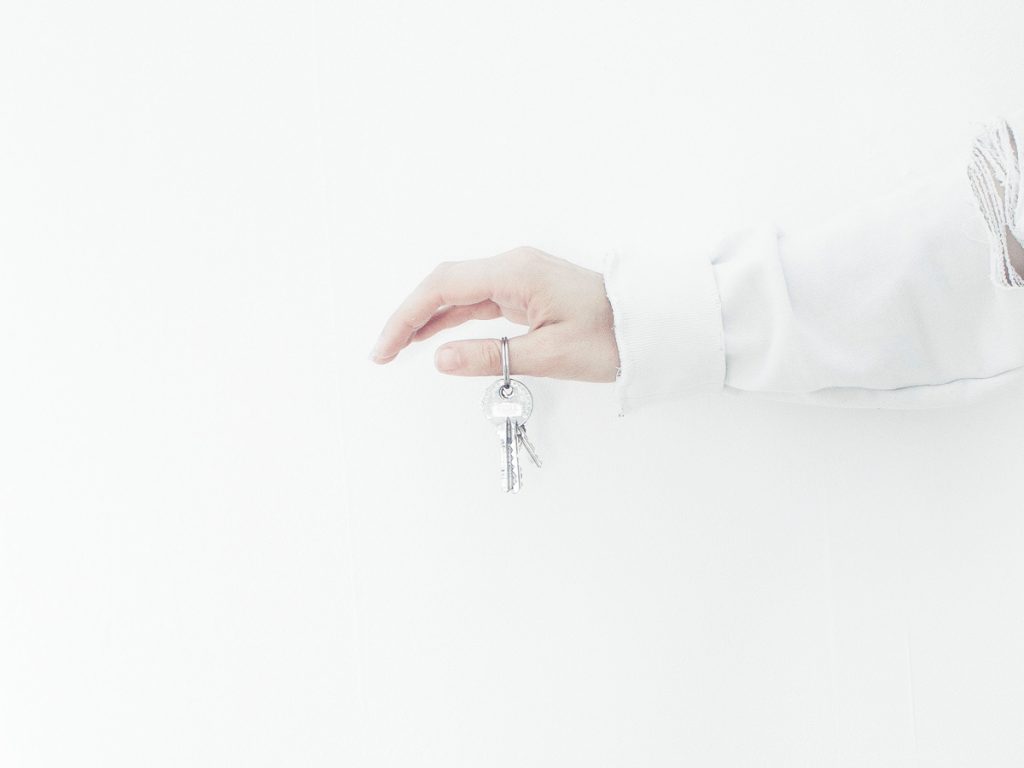 Bild von Frau, die einen Schlüssel in der Hand hält