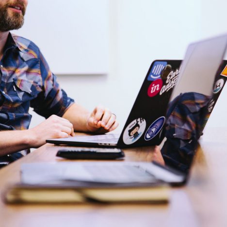 Bild von Laptopuser mit geöffneter Website