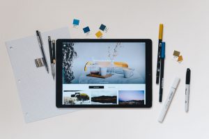 Bild eines Tablets, das eine Website mit Bilder zeigt