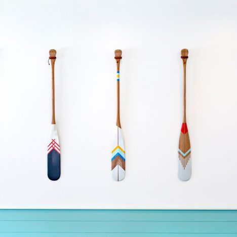 Bild von Holzpaddeln für den Blogbeitrag von frank & frech zum Thema WordPress Plugins