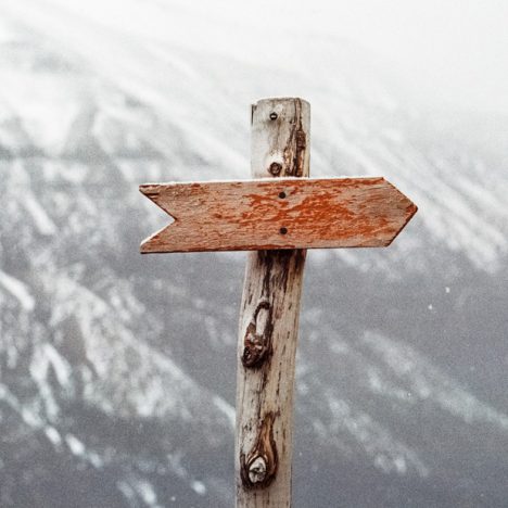 Bild eines Holzschilds im Schnee für den Blogbeitrag von frank & frech zum Thema WordPress All in One Seo Plugin im Test