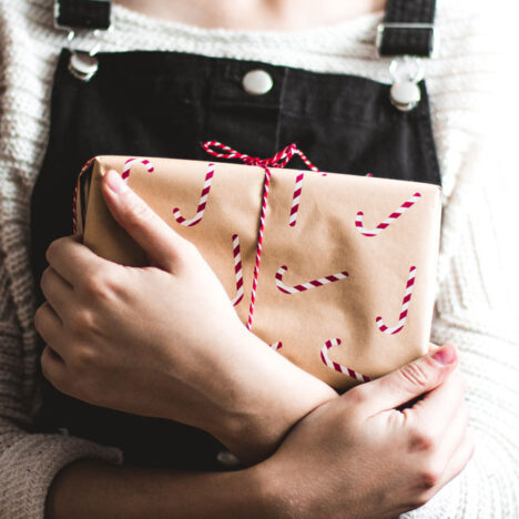 Bild einer Frau, die ein Geschenk hält