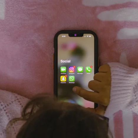 ein kind bedient ein smartphone mit eingegangenen benachrichtigungen