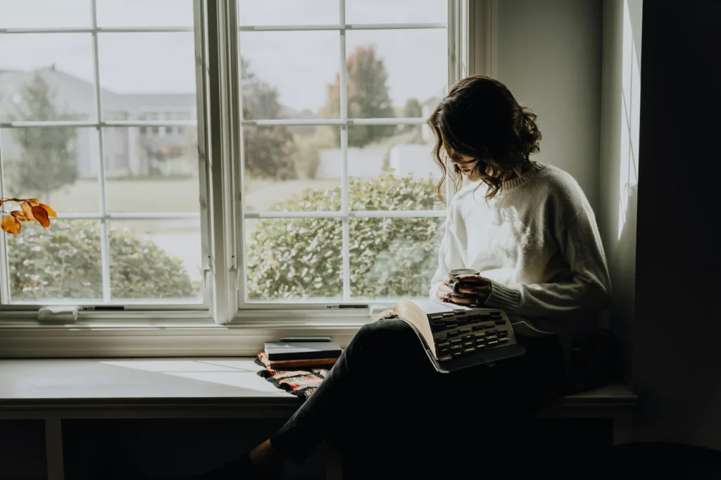 eine frau liest ganz entspannt ein buch 