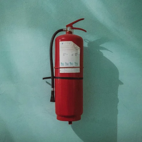 ein feuerlöscher als sinnbild für update probleme mit wordpress websites